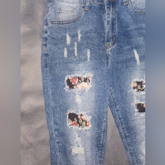 Ripped hole, flower pattern, embroidered women's boyfriend jeans - Picture 2 of 15